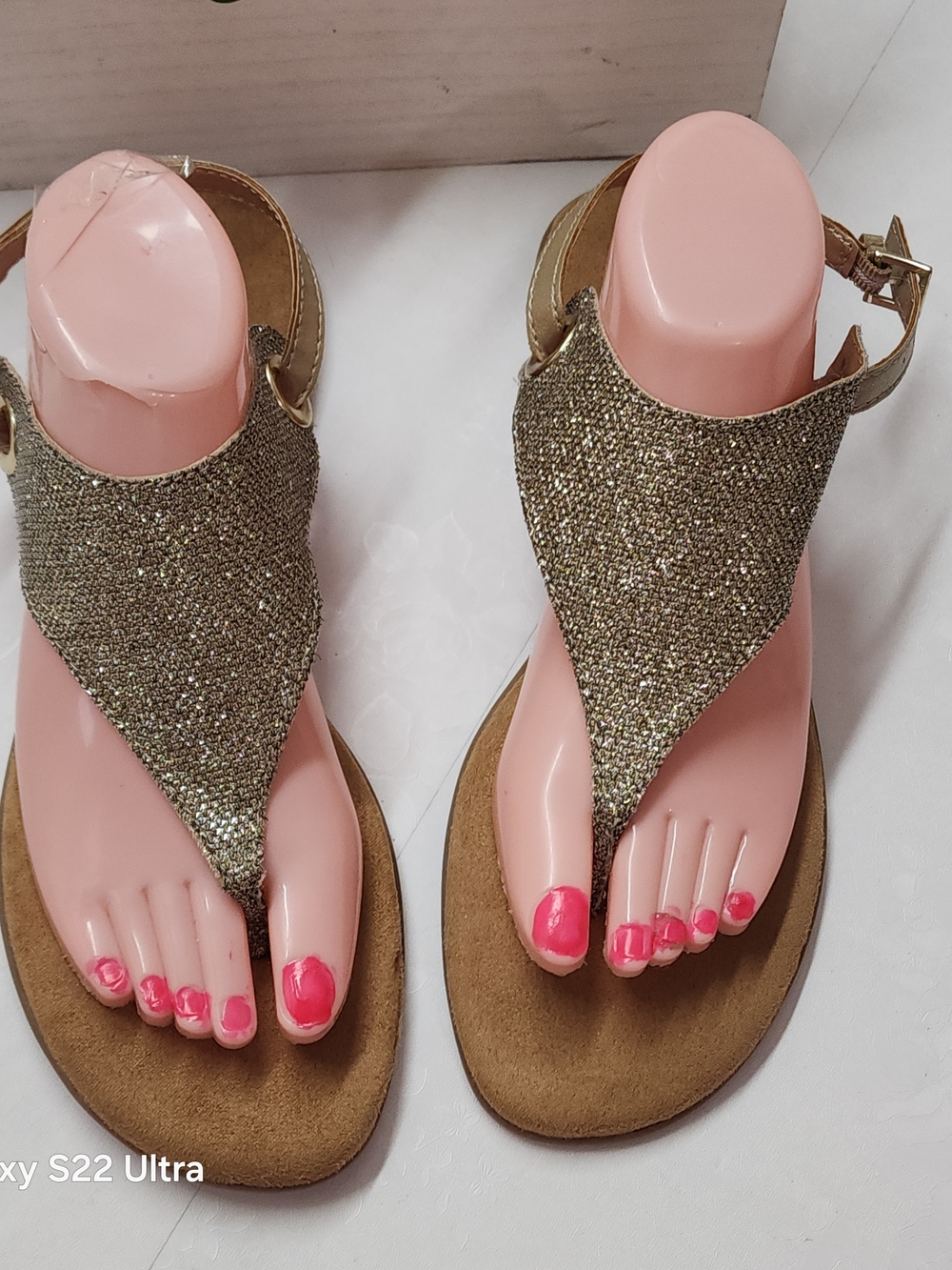 Women’s Glitter Thong Sandals in Gold
